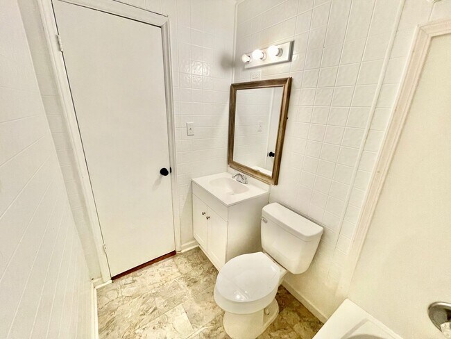 Building Photo - Freshly renovated 3 Bed 1 Bath Home Near UNCG!