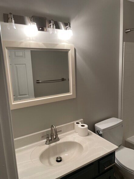 Building Photo - 400 Lakeview Dr