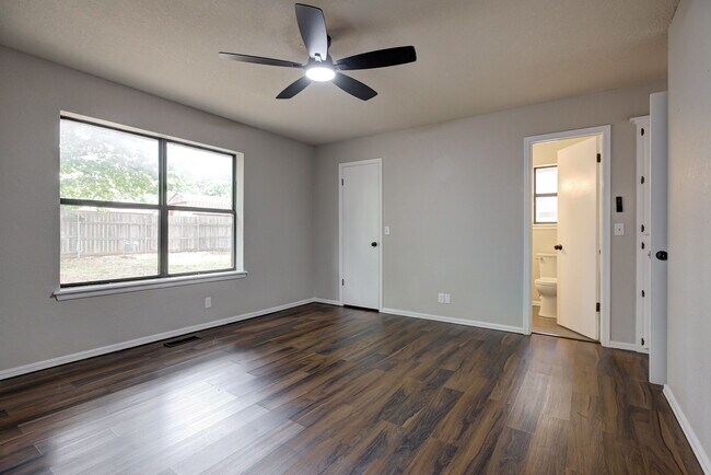 Building Photo - 605 Springwood St