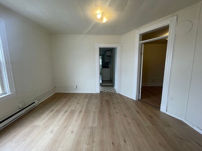 Building Photo - Clean & Updated 1BR Close to Downtown – $1200 Available Now