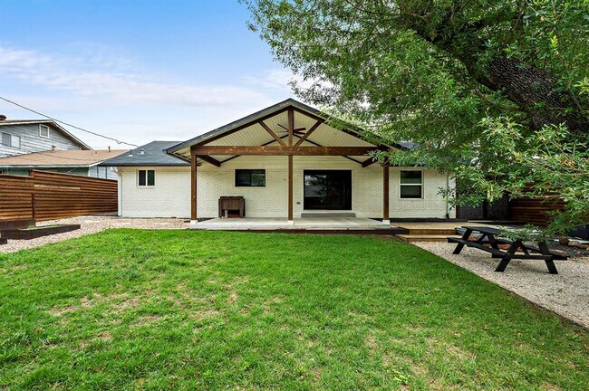 Building Photo - 5702 N Hampton Dr