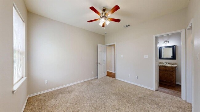 Building Photo - 609 Peyton St