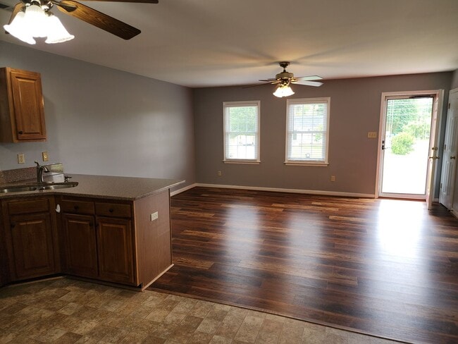 Building Photo - 3 Bedroom 2 Bath Brick Rancher in Mechanic...