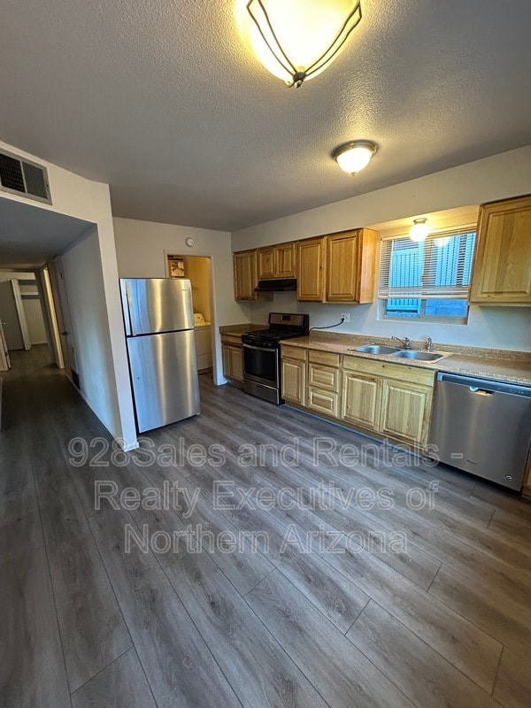 Building Photo - 906 W Summit Ave