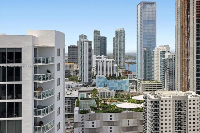 Building Photo - 2150 N Bayshore Dr