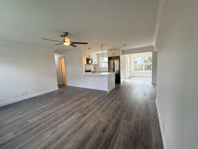 Building Photo - 442 SW 14th Ct