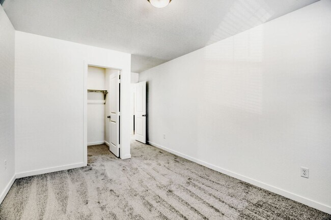 Building Photo - 3 Bedroom 3 Bath Home in Thornton Available Now!!