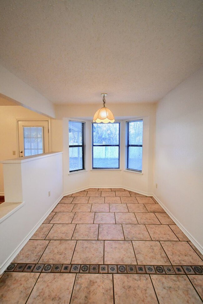 Building Photo - Inviting 3 Bedroom 2.5 Bathroom Home in Ha...