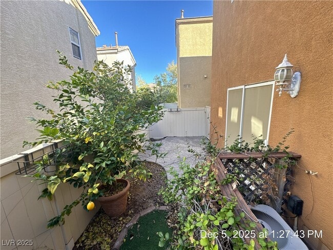 Building Photo - 11143 African Sunset St