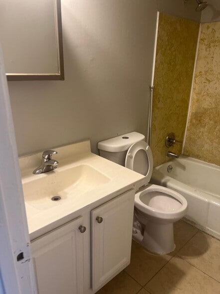 Building Photo - 6067 Regent Manor