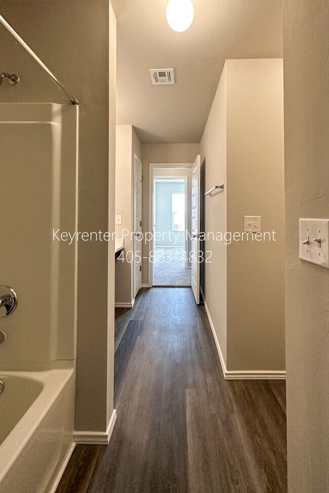 Building Photo - Gorgeous 4 Bed 2 Bath Home in Heart Of Yukon!