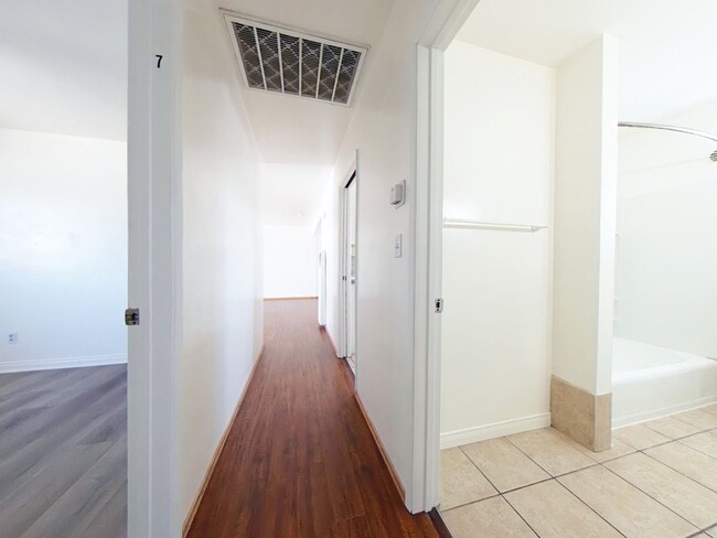 Building Photo - 7 Bedroom 4 Bath Home a hop and a skip to campus- SUPER CLOSE TO CAMPUS!