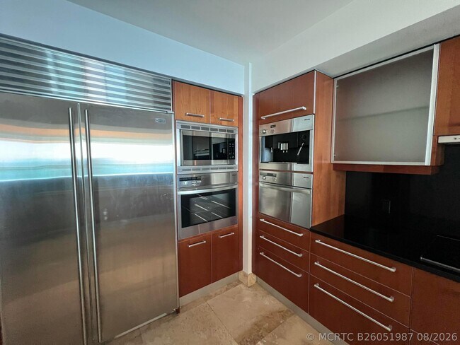 Building Photo - 1331 Brickell Bay Dr