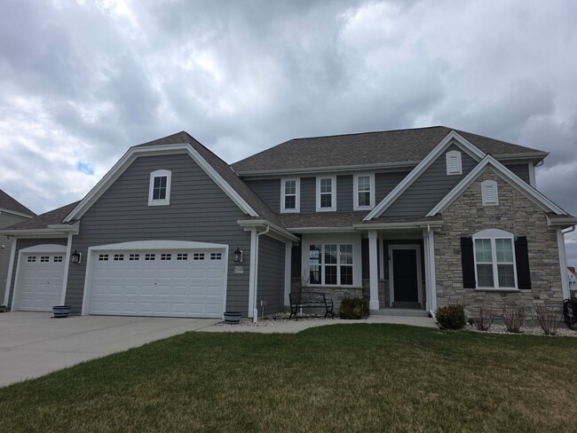 Building Photo - 5 bedroom Pewaukee home in Broken Hill