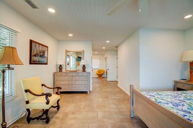 Building Photo - Seasonal Rental: Total Relaxation with Sou...