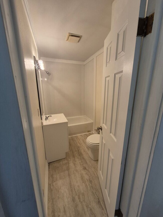 Building Photo - 2 bed, 1 Bath house in Bolivar, Mo! Call Quick!
