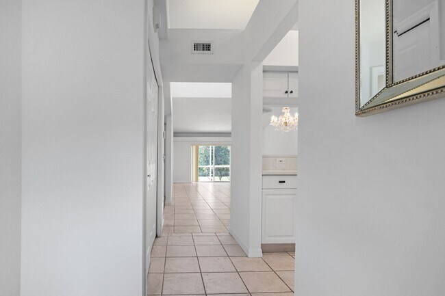 Building Photo - Bright & Airy 3-Bed Home Close to Universi...