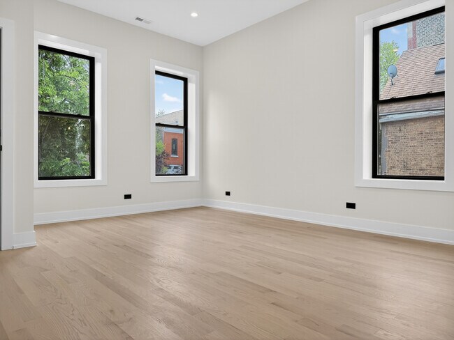Building Photo - 1416 N Maplewood Ave
