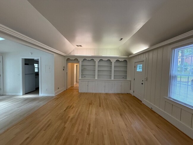 Building Photo - Charming cottage walkable to Grounds.
