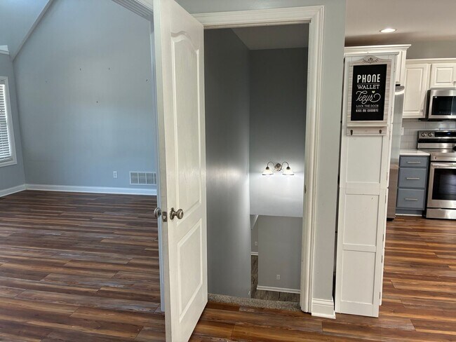 Building Photo - **Summer Ending BUT This Home is HOT**