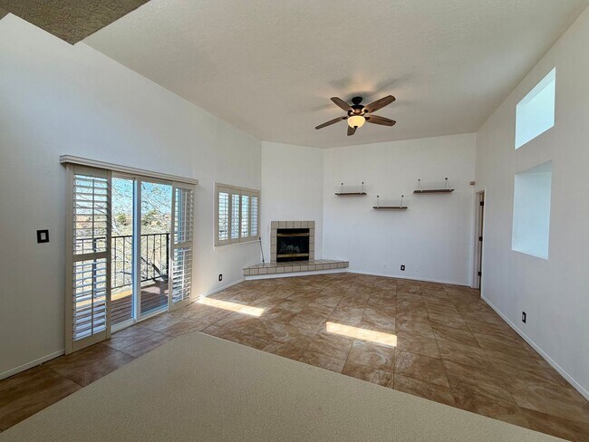 Building Photo - Cozy 2 Bedroom 2 Bathroom Home In 4 Hills!