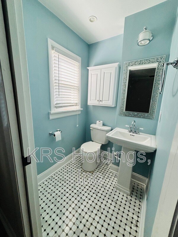 Building Photo - 2318 Penrose Dr
