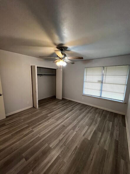 Building Photo - 205 Emerald Ln