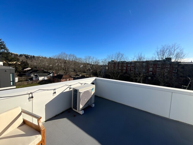 Building Photo - Stunning Townhouse in Ballard