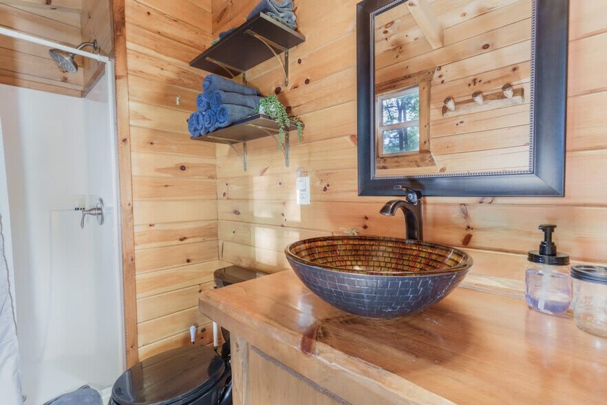 Building Photo - 14995 Pleasant Valley Rd