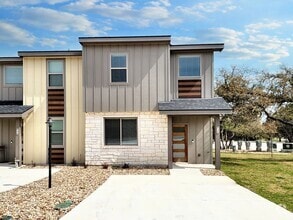 Building Photo - Sophisticated 3/BR 2.5/BS Home in Point Ve...