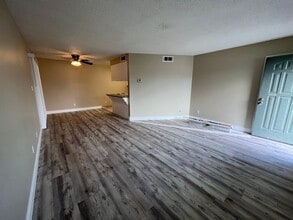 Building Photo - 2 Bedroom 1 Bath for rent!