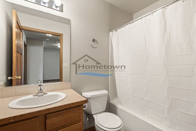 Building Photo - Two-Bed, Two-Bath Duplex with Garage in Co...