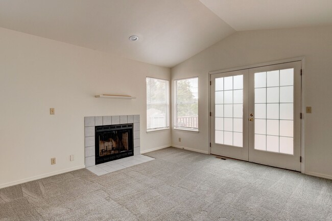 Building Photo - Three Bedroom Home with attached garage