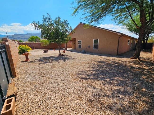 Building Photo - Beautiful Golf Course Area Home with 4 Bed...