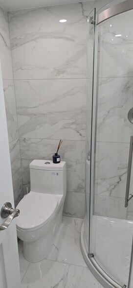 Bathroom - 501 Slaters Ln