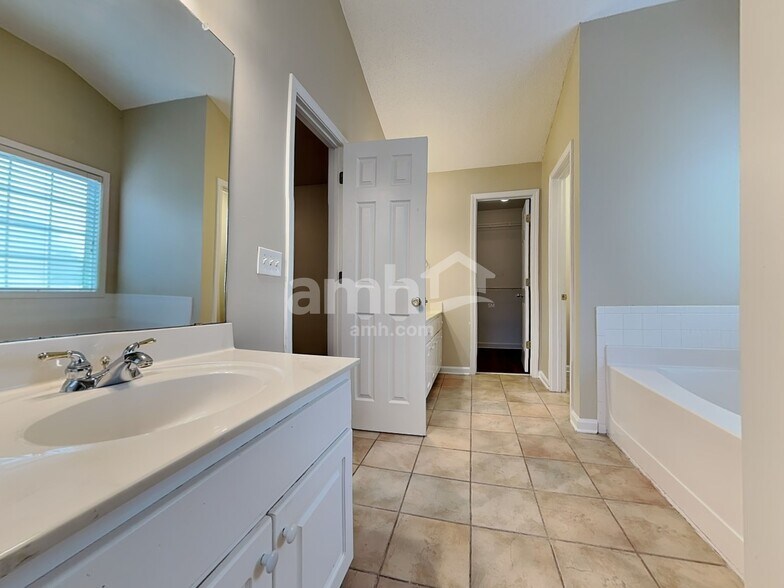 Building Photo - 429 The Gables Dr