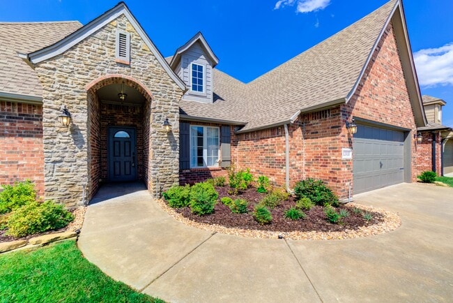 Building Photo - 4 Bed / 3 Bath in Jenks!