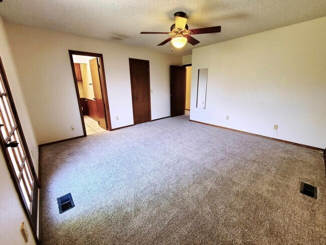 Building Photo - Spacious Living in a Prime Yukon Location