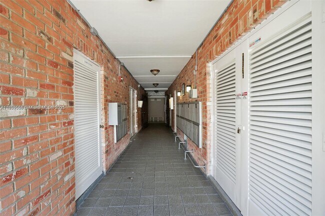 Building Photo - 300 Golden Isles Dr