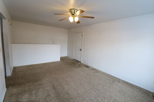 Building Photo - 400 E 4 plex