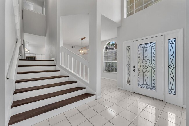 Building Photo - Spacious 6-bedroom, 3-bathroom and pool Tu...