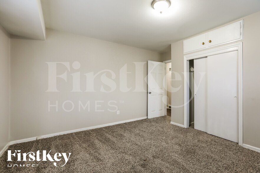 Building Photo - 10508 East 33rd Terrace S