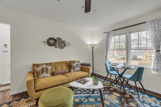 Building Photo - 306-306 Glenwood Cir