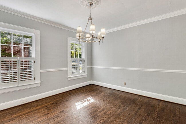 Building Photo - 666 Yorkshire Rd NE