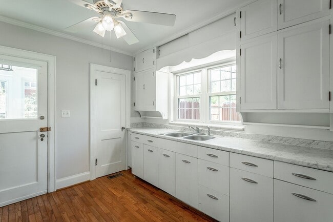 Building Photo - 3 Bedroom 2 Bath Classic