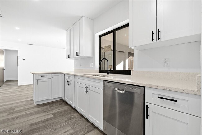 Building Photo - 709 SE 10th Pl