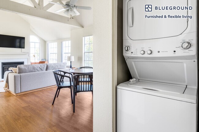 Building Photo - 513 Jibstay Ln