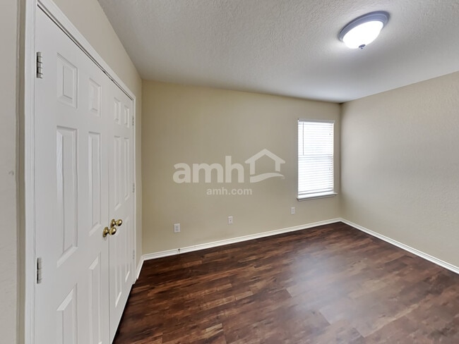 Building Photo - 511 Point Vly