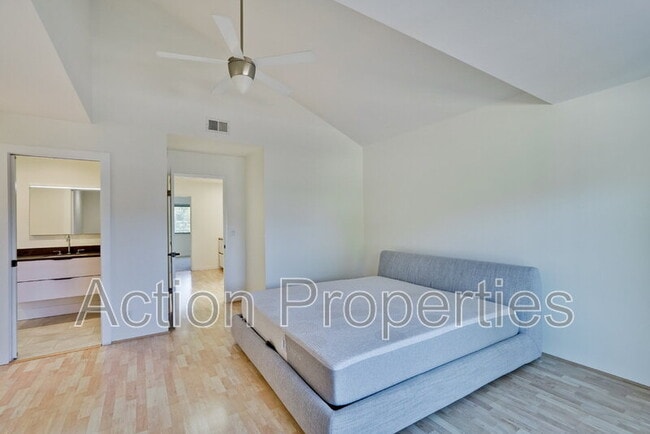 Building Photo - 209 Ortega Ave