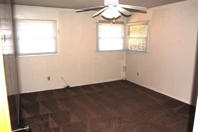 Building Photo - 200 Douglas St